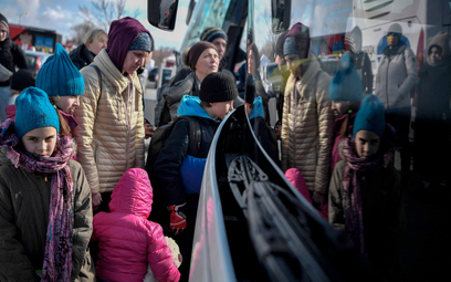 Nie tylko kobiety i dzieci uciekają z Ukrainy, ale również mężczyźni, tylko osobno i głównie nielega