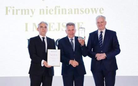 Prezes PGNiG Piotr Woźniak nagrodę Filar Budżetu odebrał z rąk wicepremiera Jarosława Gowina oraz pr