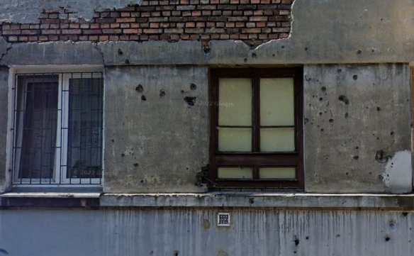 Elewacja remontowanej kamienicy przy ulicy Rybnej 9