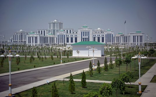 Wszystkie budynki w Arkadag mają białe fasady.