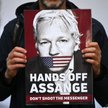 Przed sądem odbył się protest osób żądających uwolnienia Juliana Assange'a