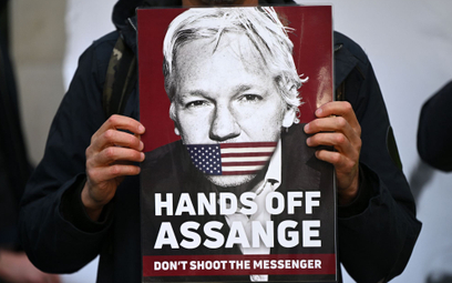 Przed sądem odbył się protest osób żądających uwolnienia Juliana Assange'a