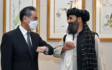 Szef MSZ Chin Wang Yi w czasie spotkania z wicepremierem w rządzie stworzonym przez talibów