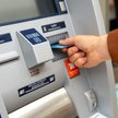 Wypłata gotówki z tzw. obcego bankomatu zwykle wiąże się dla klienta banku z dodatkowymi kosztami