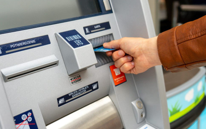 Wypłata gotówki z tzw. obcego bankomatu zwykle wiąże się dla klienta banku z dodatkowymi kosztami
