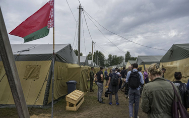 Zagraniczni dziennikarze w obozie wagnerowców nieopodal wsi Cel, 90 km od Mińska, lipiec 2023