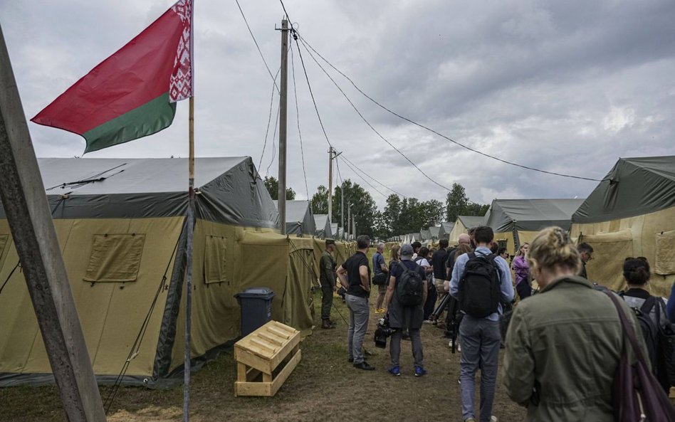 Zagraniczni dziennikarze w obozie wagnerowców nieopodal wsi Cel, 90 km od Mińska, lipiec 2023