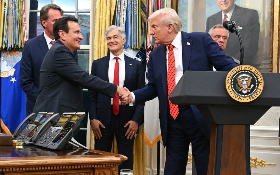 Prezydent USA Donald Trump i dyrektor generalny koncernu AstraZeneca Pascal Soriot