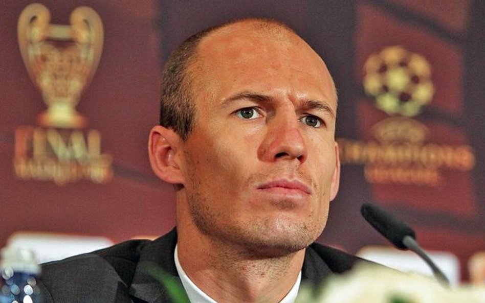 Arjen Robben ma powody do satysfakcji. W ubiegłym roku wyrzucono go z Realu, teraz wraca na Santiago
