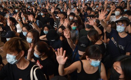 Chiny zakazują wwozu czarnych ubrań do Hongkongu