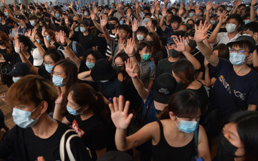 Chiny zakazują wwozu czarnych ubrań do Hongkongu