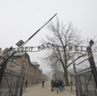 Wnuk komendanta z Auschwitz chciał zarabiać na zbrodni. Sąd skazał go za oszustwa