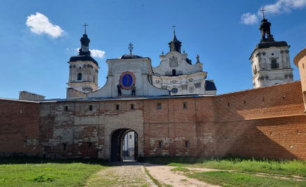 Odnawiany wjazd do klasztoru karmelitów bosych w Berdyczowie w Ukrainie.