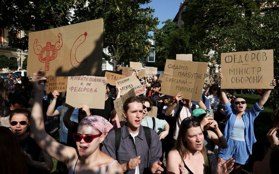 Kijów, protest przeciw decyzji Wołodymyra Zełenskiego w sprawie usunięcia z rządu Ukrainy Mychajły F