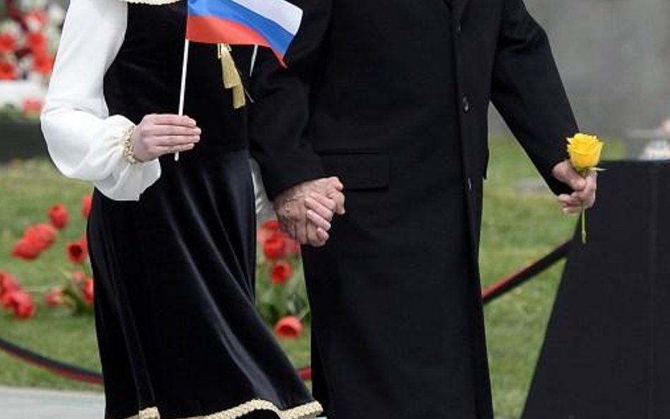 Putin składa żółtą różę w centrum wieńca o kształcie symbolizującym niezapominajkę
