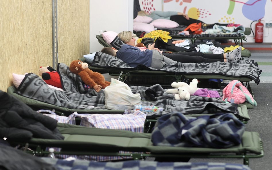Punkt pomocy dla uchodźców z Ukrainy w nieczynnej Galerii Plaza w Krakowie