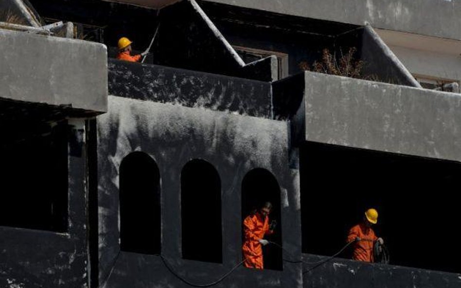 Greenpeace przemalował hotel na czarno