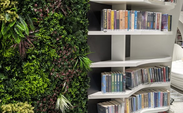 Surowy wystrój kontrastuje z zieloną roślinnością