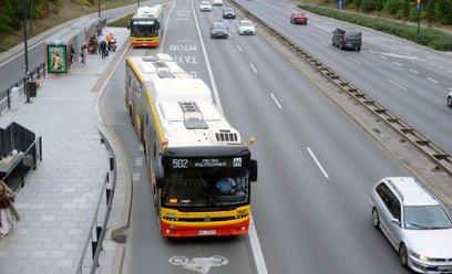 W Warszawie większość buspasów umożliwia poruszanie się samochodom elektrycznym