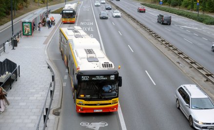 W Warszawie większość buspasów umożliwia poruszanie się samochodom elektrycznym