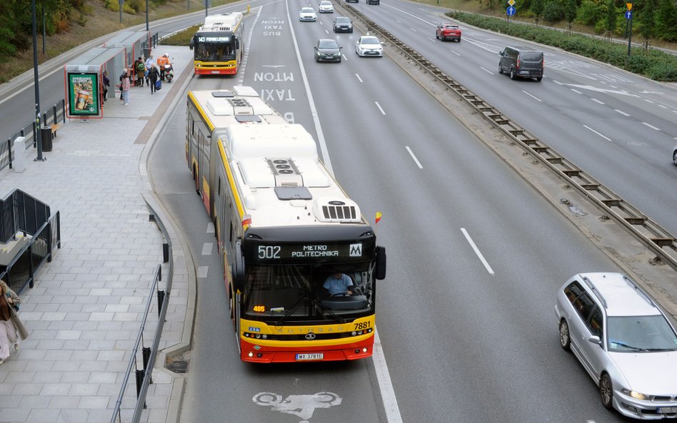 W Warszawie większość buspasów umożliwia poruszanie się samochodom elektrycznym