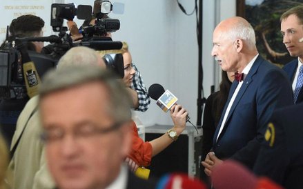 Janusz Korwin-Mikke rozmawia z dziennikarzami w Sejmie, po wysłuchaniu wystąpienia ministra spraw za