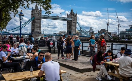 Londyn, widok na Tamizę i Tower Bridge.