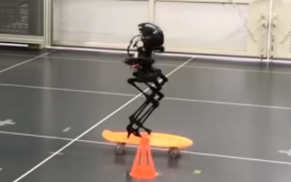 Dwunożny robot Leonardo potrafi latać niczym dron, jeździć na deskorolce, a nawet chodzić na linie