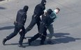 Zatrzymanie uczestnika niedoszłego protestu przeciw Łukaszence w Mińsku