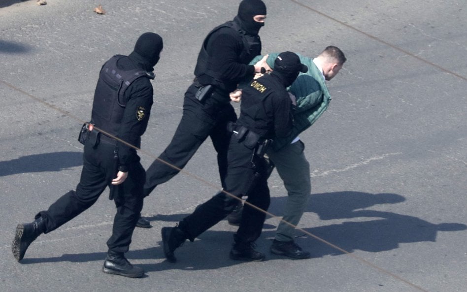 Zatrzymanie uczestnika niedoszłego protestu przeciw Łukaszence w Mińsku