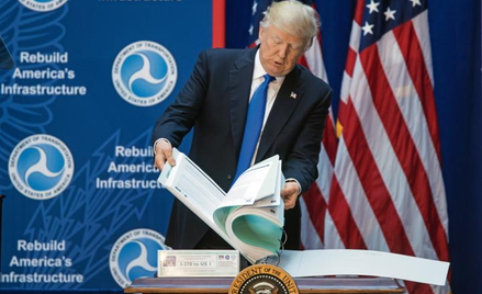 Donald Trump wygraną w ubiegłorocznych wyborach prezydenckich w USA zawdzięcza m.in. zapewnieniom, ż