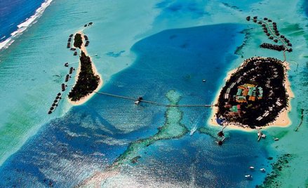 Archipelag Malediwów na Oceanie Indyjskim składa się z 1199 wysepek na koralowych atolach wyrastając