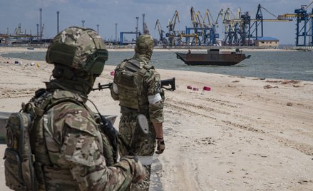 Rosyjscy żołnierze w okupowanym Mariupolu na Ukrainie