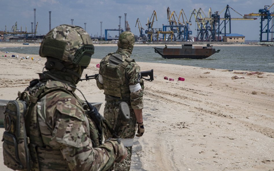 Rosyjscy żołnierze w okupowanym Mariupolu na Ukrainie