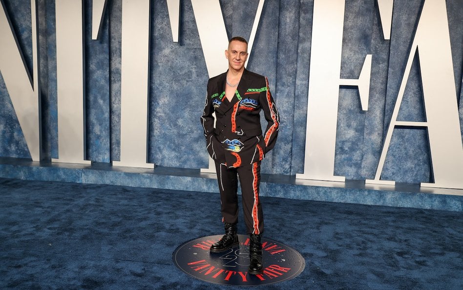 Jeremy Scott podczas tegorocznego oscarowego przyjęcia organizowanego przez magazyn „Vanity Fair”.