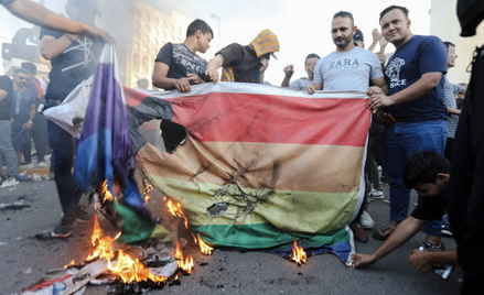 Iraccy demonstanci palą flagę LGBT, czerwiec 2023