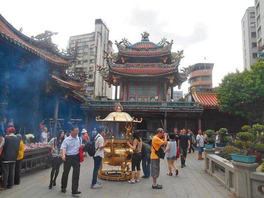 Longshan – najstarsza świątynia w Tajpej. Przyciąga wiernych i turystów.
