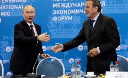 Władimir Putin i Gerhard Schroeder, inicjatorzy „Dialogu Petersburskiego”, podczas podczas Forum Eko