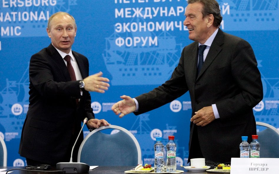 Władimir Putin i Gerhard Schroeder, inicjatorzy „Dialogu Petersburskiego”, podczas podczas Forum Eko