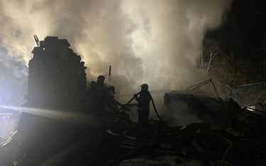 Dogaszanie pożaru w zniszczonym Muzeum Romana Szuchewycza we Lwowie