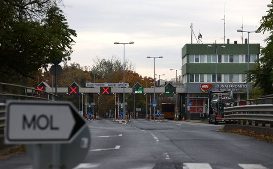 Główne wejście do rafinerii Danube należącej do węgierskiej grupy MOL.
