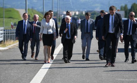 Prezes PiS Jarosław Kaczyński, kandydatka PiS na prezydenta Rzeszowa Ewa Leniart oraz posłowie PiS: 