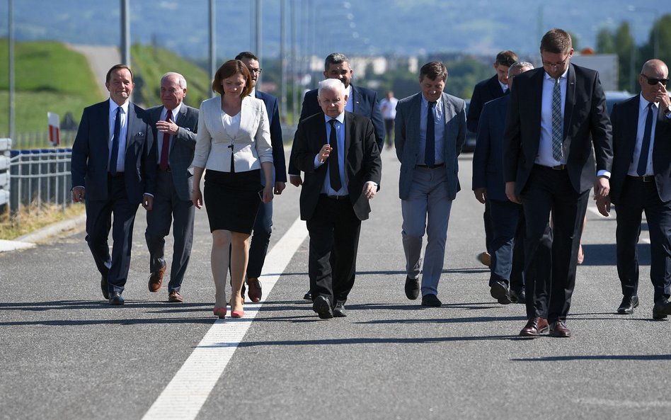 Prezes PiS Jarosław Kaczyński, kandydatka PiS na prezydenta Rzeszowa Ewa Leniart oraz posłowie PiS: 