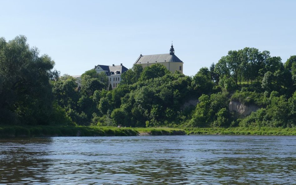 Drohiczyn wznosi się na skarpie nad Bugiem.