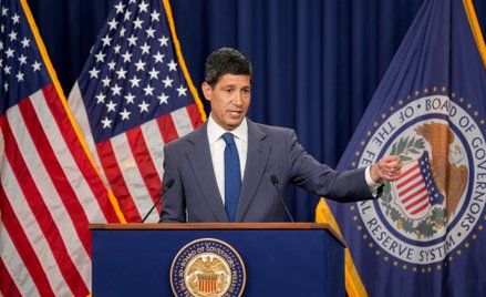 Kevin Warsh, prezes Fedu, jest krytykowany za to, że w sposób „zbyt oszczędny” komunikuje się z rynk