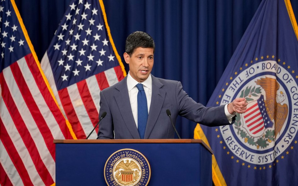 Kevin Warsh, prezes Fedu, jest krytykowany za to, że w sposób „zbyt oszczędny” komunikuje się z rynk