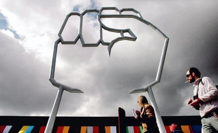 Rzeźba Piotra Uklańskiego ustawiona przed wejściem do Neue Nationalgalerie