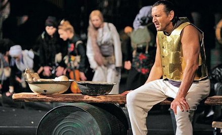 Krzysztof Majchrzak w spektaklu Andrieja Moguczija. Scenografia i kostiumy – Michaił Płatonow, muzyk