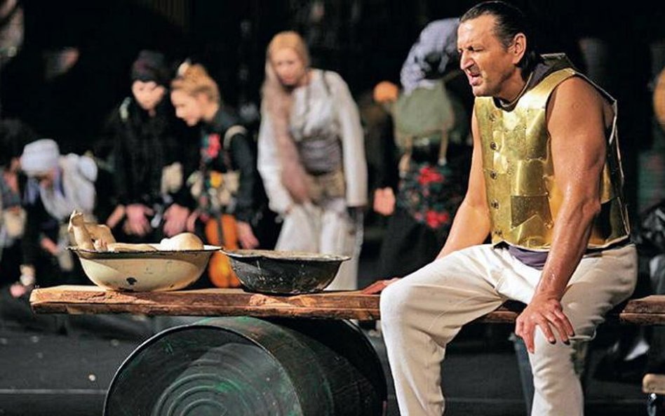Krzysztof Majchrzak w spektaklu Andrieja Moguczija. Scenografia i kostiumy – Michaił Płatonow, muzyk