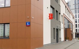 Filia mieści się przy ul. Silnikowej 8a -wejście z prawej strony budynku Szkoły Podstawowej nr 409.